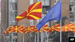 Резултатите од анализите потврдуваат дека се` уште има голема разлика во поддршката кон ЕУ меѓу двете најголеми етнички групи – 56 отсто од испитаниците Македонци се `за` во Унијата, додека тој процент кај Албанците е многу поголем – дури 82