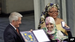 Tawakkol Karman (tengah), perempuan Yaman pertama yang memenangkan Hadiah Nobel untuk Perdamaian. (Foto: AP)