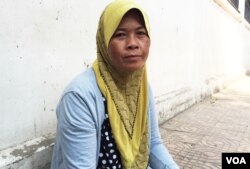 ទាលាស់ សារីហ្វាស ៤៤ឆ្នាំមកពីខេត្តកំពង់ចាមអង្គុយចាំបងប្អូនរបស់គាត់នៅមុខមន្ទីរពេទ្យមួយក្នុងក្រុងភ្នំពេញ។ (ផនបុប្ផា/ VOA)