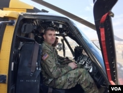 헬기 조종사이자 팀장인 네이단 검 준위가 헬기 조종석에 앉아 북한 군인 후송 정황을 설명하고 있다.