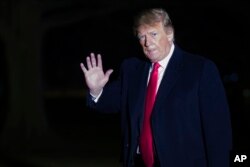 도널드 트럼프 미국 대통령이 지난 3일 백악관 사우스론에서 도착하며 손을 흔들고 있다.