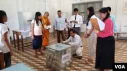 ក្រុម​មន្ត្រី​រៀបចំ​ការ​បោះឆ្នោត បាន​ប្រមូល និង​រាប់​សន្លឹក​ឆ្នោត នៅ​ការិយាល័យ​បោះឆ្នោតក្នុង​សាលា​បឋមសិក្សា​ស្លាកែត នៅ​ថ្ងៃ​ទី៤ ខែ​មិថុនា ឆ្នាំ២០១៧។ (អ៊ិត សូធឿត/VOA)