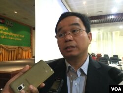 អ្នក​វិភាគ​សេដ្ឋកិច្ច លោក ចាន់ សុផល ដែល​ជា​ប្រធាន​មជ្ឈមណ្ឌល​ដើម្បី​ការ​សិក្សា​គោល​នយោបាយ និយាយ​ទៅ​កាន់​អ្នក​យក​ព័ត៌មាន ក្រោយ​កិច្ច​ប្រជុំ​ផ្សព្វផ្សាយ​របាយការណ៍​តាមដាន​វឌ្ឍនភាព​ម៉ាក្រូសេដ្ឋកិច្ច​កម្ពុជា​ឆ្នាំ​២០១៦ នៅ​ក្រសួង​សេដ្ឋកិច្ច និង​ហិរញ្ញវត្ថុ កាលពីថ្ងៃទី៣០ ខែសីហា ឆ្នាំ២០១៦។