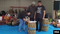 Direktur Eksekutif Yayasan ALIT, Yuliati Umrah (kiri depan) menandatangani penyerahan Pusat Pendidikan Konservasi dan Budaya Lereng Bromi, kepada Ketua LMDH Andonosari (Foto: VOA/Petrus).