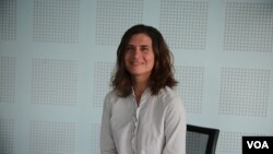 កញ្ញា​ Fran Lambrick​ អ្នក​ដឹកនាំ​ផលិត​ភាព​យន្ត​ឯកសារ​ "I am Chut Wutthy (ខ្ញុំ​គឺ​ជា​ ឈុត​ វុទ្ធី​)" ក្រោយ​ពេល​ផ្តល់​បទសម្ភាសន៍​ឲ្យ​ VOA នៅ​រាជធានី​ភ្នំពេញ ថ្ងៃ​ទី​១៩ ខែ​មេសា​ ឆ្នាំ​២០១៦។​ ភាព​យន្ត​​ឯកសារ​នេះ​ ត្រូវ​បាន​ក្រសួង​វប្បធម៌​និង​វិចិត្រ​សិល្បៈ​ហាម​មិន​ឲ្យ​បញ្ចាំង​ជា​សាធារណៈ​ នា​ពេល​ថ្មីៗ​នេះ។​ (នៅ​ វណ្ណារិន​/VOA)