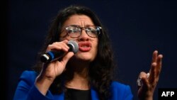 Arhiva - Članica Kogresa Rašida Tlaib iz Mičigena drži govor pred pristalicama demokratskog predsedničkog kandidata, senatora Bernija Sandersa, tokom kampanje u Klivu, Ajova, 31. januara 2020.