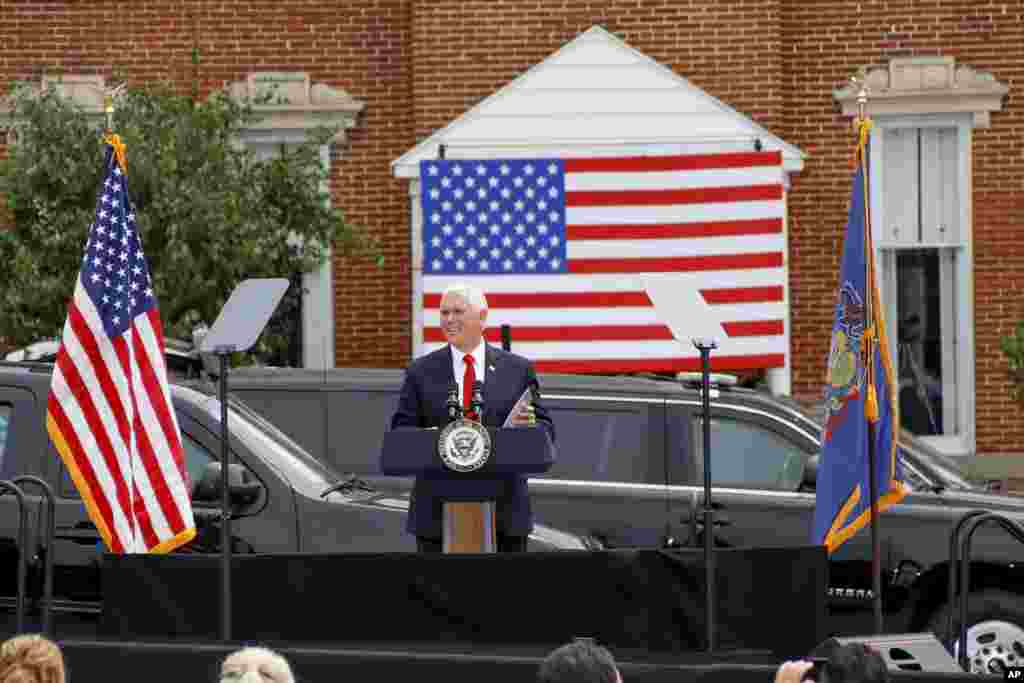 លោក​អនុ​ប្រធានាធិបតី Mike Pence ថ្លែង​នៅក្នុង​យុទ្ធនាការ ​&laquo;ប៉ូលិស​សម្រាប់ Trump&raquo; នៅ​ឯ​ស្ថានីយ៍​ប៉ូលិស​មួយ​កន្លែង ក្នុង​ទីក្រុង Greensburg រដ្ឋPennsylvania នៅ​ថ្ងៃ​ព្រហស្បតិ៍ ទី៣០ ខែកក្កដា ឆ្នាំ២០២០។ (AP)