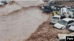 سیل دروازه شیراز در نخستین روزهای سال جاری بیش از ۲۰ کشته برجای گذاشت