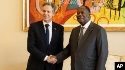 আইভরি কোস্টের প্রেসিডেন্ট আলাসানে ওয়াতারার সাথে অ্যান্টনি ব্লিনকেন। 