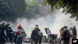 3일 미얀마 만달레이에서 경찰이 군부 쿠데타에 항의하는 시위대를 강제 진압하고 있다.