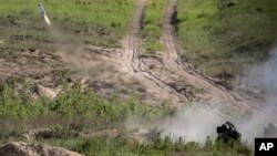 우크라이나군 병사가 지난 2018년 키예프 외곽에서 미국산 '재블린' 대전차 미사일 운용 훈련에 참가하고 있다. (자료사진)