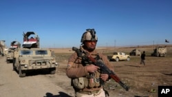 Tentara Irak bergerak memasuki wilayah timur Mosul setelah berhasil mengalahkan militan ISIS di kawasan tersebut, Selasa, 24 Januari, 2017. (AP Photo/ Khalid Mohammed).