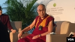 达赖喇嘛演说前举行记者会。（美国之音记者李逸华摄）