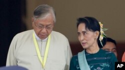 លោកHtin Kyaw (រូប​ឆ្វេង) និង​លោកស្រី អង់សាន ស៊ូជី ស្ថិត​នៅ​ក្នុង​សភា​មីយ៉ាន់ម៉ា​នៅ​ក្នុង​ក្រុង Naypyitaw ប្រទេស​មីយ៉ាន់ម៉ា កាលពី​ថ្ងៃទិ១៥ ខែមីនា ឆ្នាំ២០១៦។