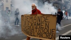 صحنه‌ای از تظاهرات علیه اصلاح قانون بازنشستگی در پاریس. ۲۳ مارس ۲۰۲۳. 