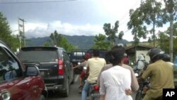 Warga Banda Aceh yang sempat khawatir akan terjadi tsunami pasca gempa mengungsi ke dataran tinggi di Aceh (11/4).