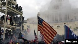 ក្រុមអ្នកគាំទ្រលោកប្រធានាធិបតី Donald Trump ធ្វើបាតុកម្មនៅមុខវិមានសភាសហរដ្ឋអាមេរិក ក្នុងរដ្ឋធានីវ៉ាស៊ីនតោន ថ្ងៃទី៦ ខែមករា ឆ្នាំ២០២១។