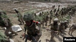 រូបភាព​ឯកសារ ៖ កងកម្លាំង​សន្តិសុខ​អ៊ីរ៉ាក់​ដើរ​ដោយ​កាន់​អាវុធ​នៅ​ក្នុង​ការហ្វឹកហាត់​យោធា​ក្នុង​ទីក្រុង​ Jurf al-Sakhar កាល​ពី​ថ្ងៃ​ទី​៩ ខែ​មេសា​ ឆ្នាំ​២០១៥។