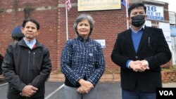 ពី​ឆ្វេង​ទៅ​ស្តាំ៖ តំណាងរាស្ត្រ​គណបក្ស​សង្គ្រោះជាតិ​ លោក​ នុត រំដួល ​អ្នកស្រី​មូរ សុខហួរ​ ​និង​លោក​ឡុង  រី​​ ពាក់​ម៉ាស់​នៅ​មុខ​​ស្ថានកុងស៊ុល​កម្ពុជា​នៅ​ទីក្រុង ​Lowell (ឡូវែល) សហរដ្ឋ​អាមេរិក កាល​ពីថ្ងៃ​ទី​៦ ខែ​ធ្នូ ឆ្នាំ​២០២១។ (ពិន ស៊ីសុវណ្ណ/វីអូអេ)