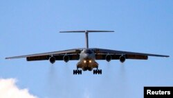 Pesawat China Ilyushin IL-76 menjelang pendaratan di bandara internasional Perth untuk turut serta mencari pesawat Malaysia Airlines yang hilang (16/4). (Reuters/Richard Wainwright)