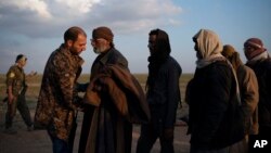 Seorang pria sedang digeledah oleh tentara Pasukan Demokratik Suriah (SDF) setelah dievakuasi dari kawasan terakhir yang dikuasai anggota militan ISIS dekat Baghuz, timur Suriah, 22 Februari 2019.