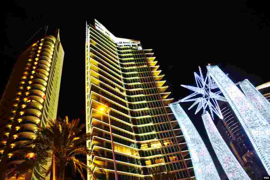 Backed by new apartment highrises, Christmas stars signal start of Christmas Bazaar on the Marina waterfront of Beirut's St. George's Bay, Lebanon, December 2012. (VOA/V. Undritz)