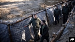 乌克兰总统泽连斯基视察乌克兰切尔尼戈夫地区的防御。（2024年4月5日）