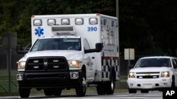 Sebuah ambulans mengangkut pasien ebola AS menuju rumah sakit Universitas Emory di Atlanta, Georgia (9/9).