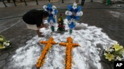 ካብቲ ዝወርድ ዝነበረ እኩብ መጥቃዕቲ ክከላኸል ዘይክኣለ ፖሊስ ድሕሪ ከቢድ ማህረምቲ ኣልዒሉ እኳ እንተ ወሰዳ፡ በቲ ዝወረዳ ጭፍጨፋ ግን ከም ዝሞተት ድሒሩ ፖሊስ ኣፍሊጡ።