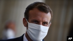 Presiden Perancis Emmanuel Macron mengenakan masker, Paris, Jumat 4 September 2020. (Foto: AP)