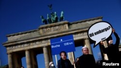 រូប​ឯកសារ៖ បាតុករ​ទាមទារ​ឱ្យ​មាន​ការ​ដាក់​បម្រាម​លើ​ប្រេង​នាំ​ចូល​ពី​រុស្ស៊ី នៅ​ទី​ក្រុង​ប៊ែរឡាំង ប្រទេស​អាល្លឺម៉ង់ កាល​ពី​ថ្ងៃ​ទី​៨​ខែ​មេសា ឆ្នាំ​២០២២។ (Reuters)