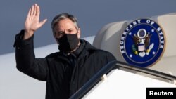 Menteri Luar Negeri AS Antony Blinken turun dari pesawatnya, setibanya di Pangkalan Udara Keflavik, Islandia, 17 Mei 2021. (Saul Loeb / Pool via REUTERS)
