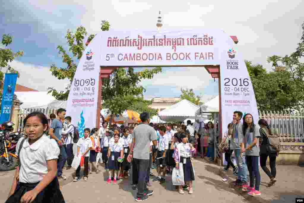 ទិដ្ឋភាព​ទូទៅ​​នៃពិព័រណ៍​សៀវភៅ​នៅ​កម្ពុជា​លើក​ទី​៥​ ​ក្រោម​ប្រធានបទ​ &laquo;បង្កើន​ការ​អាន​ បង្កើត​ការ​សរសេរ​&raquo; នៅ​ឯ​បណ្ណាល័យ​ជាតិ​ ក្នុង​រាជធានី​ភ្នំពេញ​ កាល​ពីថ្ងៃទី​៣ ខែធ្នូ ឆ្នាំ​២០១៦។ (ហ៊ាន សុជាតា/ VOA)