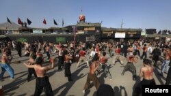 Umat Syiah Afghanistan mencambuk punggung mereka sebagai bagian dari peringatan kematian Imam Hussein, cucu nabi Muhammad di ibukota Afghanistan, Kabul, tanggal 10 Muharam dalam penanggalan Islam (24/11).