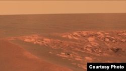 Pemandangan dari permukaan Mars yang diambil di kawah "Intrepid" oleh Rover Mars Opportunity pada 11 November 2010. Manusia bisa melilhat pemandangan ini langsung pada tahun 2030an. (NASA)