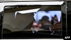 អតីត​ប្រធានាធិបតី​អាមេរិក​លោក Donald Trump ចាកចេញ​​ក្រោយ​ពី​បង្ហាញ​ខ្លួន​នៅ​តុលាការ​សហព័ន្ធ Wilkie D. Ferguson Jr. ក្នុង​ទីក្រុង Miami រដ្ឋ Florida កាល​ពី​ថ្ងៃ​អង្គារ​ទី​១៣ ខែ​មិថុនា ឆ្នាំ​២០២៣។ 