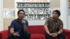 Peneliti di Indonesia Corruption Watch (ICW) Kurnia Ramadhana (kiri) dan Gulfino Guevarrato dari Divisi Advokasi FITRA (kanan) dalam jumpa pers di kantor ICW, Rabu, 9 Oktober 2019. (Foto: VOA/Fathiyah)