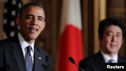 Prezident Barak Obama va Yaponiya bosh vaziri Shinzo Abe matbuot anjumani paytida, Tokio, 24-aprel, 2014-yil