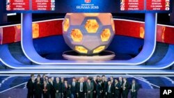 Para pelatih tim yang masuk kualifikasi final Piala Dunia 2018 berfoto pada akhir acara penarikan undian di Moscow, 1 Desember 2017.