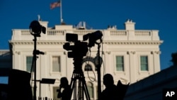 រូបឯកសារ៖ អ្នកសារព័ត៌មាន ប្រមូលផ្ដុំគ្នា​នៅ​ខាងក្រៅ​សេតវិមាន ដែល​មាន​ទីតាំង​នៅក្នុង​រដ្ឋធានី​វ៉ាស៊ីនតោន សហរដ្ឋ​អាមេរិក កាលពី​​ថ្ងៃទី៤ ខែវិច្ឆិកា ឆ្នាំ ២០២០។