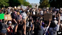 រូបឯកសារ៖ ក្រុមបាតុករ​ប្រមូលផ្ដុំគ្នា​ដើម្បី​តវ៉ា​អំពី​មរណភាព​របស់​លោក George Floyd កាលពី​ថ្ងៃច័ន្ទ​ទី ១ ខែមិថុនា ឆ្នាំ ២០២០ នៅ​ជិត​សេតវិមាន​ក្នុង​រដ្ឋធានី​វ៉ាស៊ីនតោន។