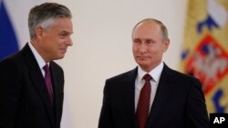 L'ambassadeur américain Jon Huntsman, après avoir présenté ses lettres de créance au président russe Vladimir Poutine au Kremlin, à Moscou, en Russie, le 3 octobre 2017.