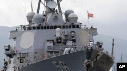 미 해군의 존 매케인 구축함. 