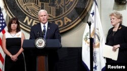 Wakil Presiden Mike Pence didampngi istri, Karen, kiri, dan Wali Kota Las Vegas Carolyn Goodman pada saat berbicara di Balai Kota Las Vegas, di Las Vegas, Nevada, 7 Oktober 2017.