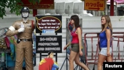 Wisatawan di daerah turis Khao San di Bangkok, Thailand. (Foto: Reuters/Sukree Sukplang)