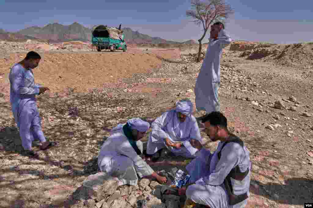 Pilgrims to Humaithera Valley usually rest for a picnic or to ease themselves on the side of the highway, since there are not many facilities on the 300 kilometer journey. (H. Elrasam/VOA)