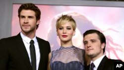 Liam Hemsworth, Jennifer Lawrence, et Josh Hutcherson lors de la sortie de “The Hunger Games: Catching Fire” le 18 novembre 2013 a Los Angeles. Source : AP