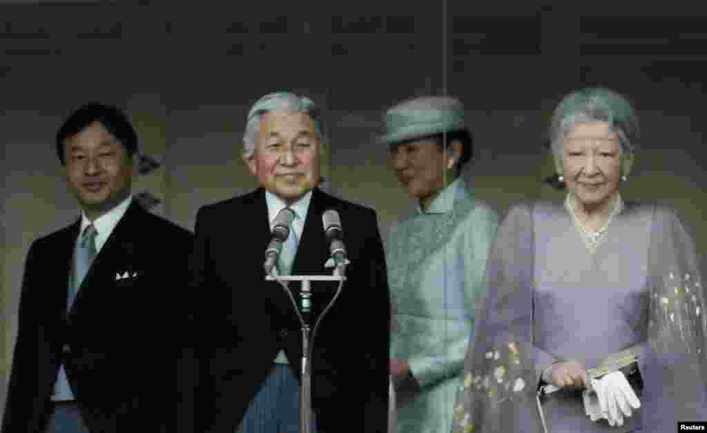 Japan&#39;s Crown Prince Naruhito, Emperor Akihito, Crown Princess Masako and Empress Michiko stand in front of well-wishers at the Imperial Palace in Tokyo, Dec. 23, 2013.&nbsp;