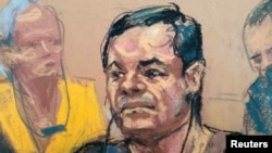 Sketsa Joaquin "El Chapo" Guzman, dalam persidangan di Gedung Pengadilan Federal Brooklyn di New York, 5 Mei 2017. 