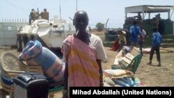 People fleeing violence in Bentiu, the capital of Unity state, South Sudan, arrive at the UNMISS base to seek shelter, April 15, 2014.